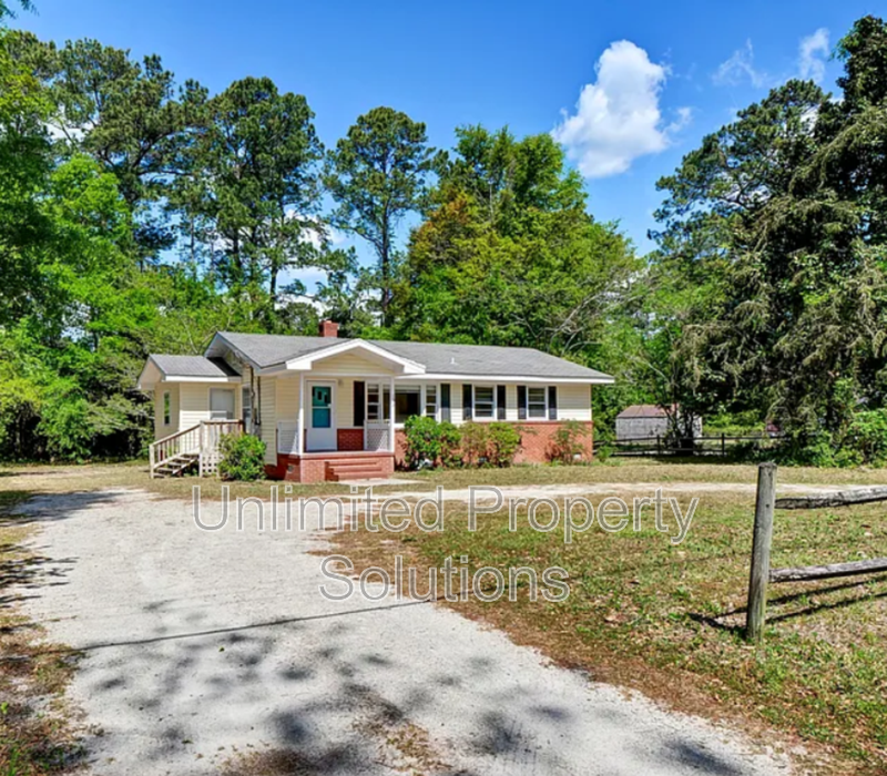 HINTON AVENUE - 4 Bedroom - Perfect for UNCW/Students Welcome & minutes to Wrightsville Beach! property image