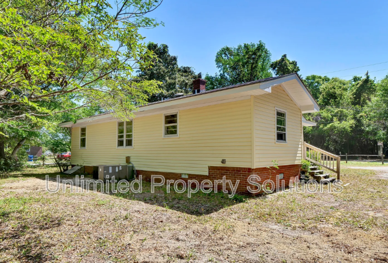 HINTON AVENUE - 4 Bedroom - Perfect for UNCW/Students Welcome & minutes to Wrightsville Beach! property image