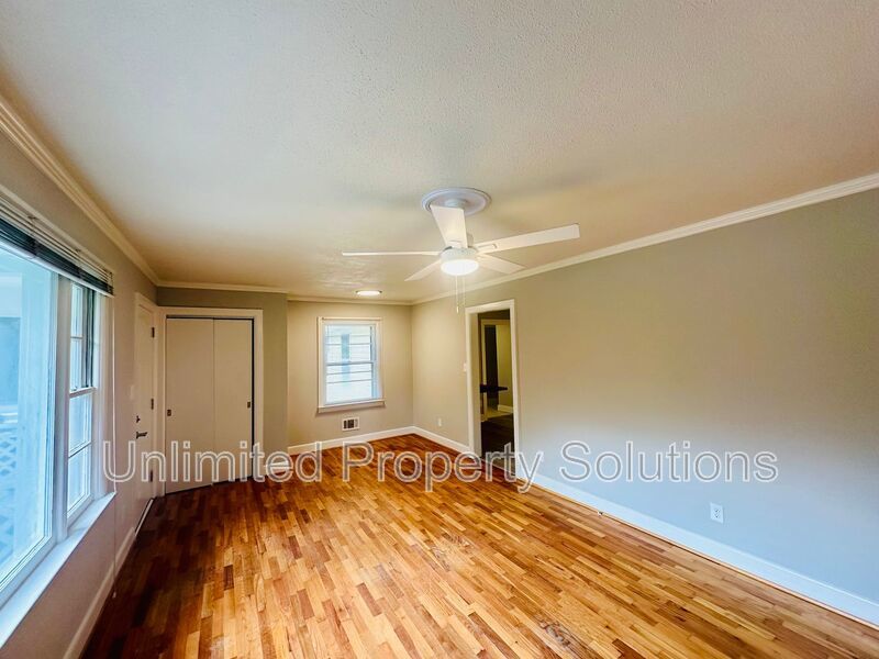 HINTON AVENUE - 4 Bedroom - Perfect for UNCW/Students Welcome & minutes to Wrightsville Beach! property image