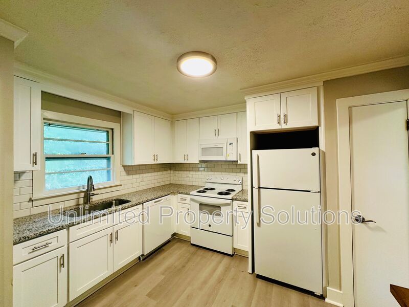 HINTON AVENUE - 4 Bedroom - Perfect for UNCW/Students Welcome & minutes to Wrightsville Beach! property image
