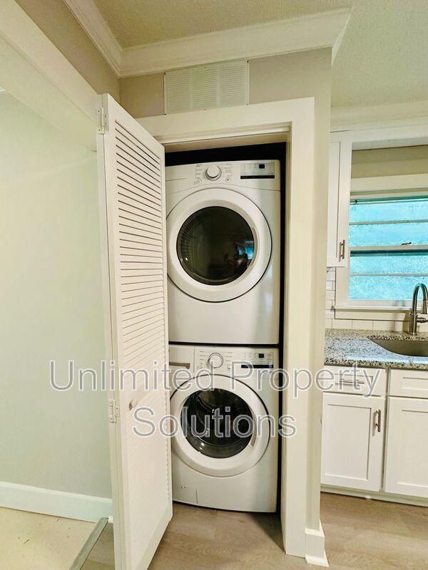 HINTON AVENUE - 4 Bedroom - Perfect for UNCW/Students Welcome & minutes to Wrightsville Beach! property image