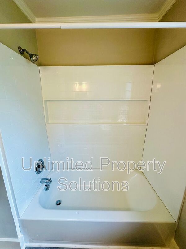 HINTON AVENUE - 4 Bedroom - Perfect for UNCW/Students Welcome & minutes to Wrightsville Beach! property image