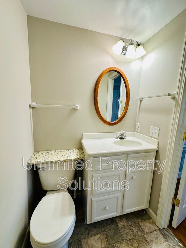 HINTON AVENUE - 4 Bedroom - Perfect for UNCW/Students Welcome & minutes to Wrightsville Beach! property image