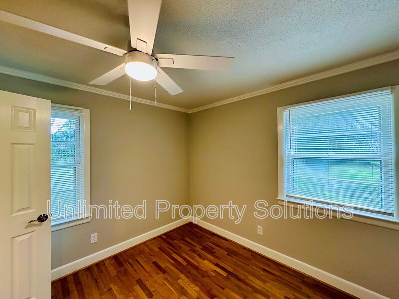 HINTON AVENUE - 4 Bedroom - Perfect for UNCW/Students Welcome & minutes to Wrightsville Beach! property image