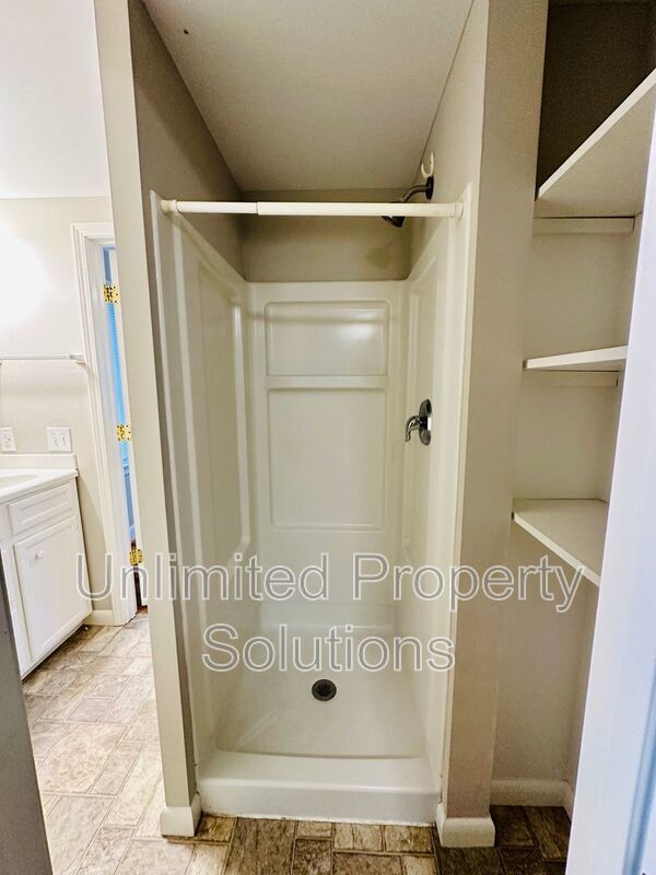 HINTON AVENUE - 4 Bedroom - Perfect for UNCW/Students Welcome & minutes to Wrightsville Beach! property image