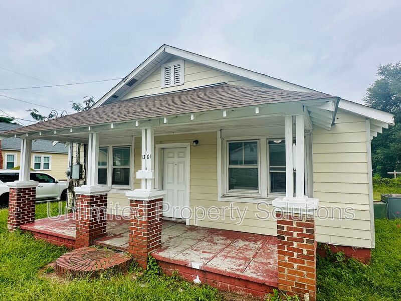 DOWNTOWN - 3 Bedroom/1 Bath - Located close to CFCC, downtown, riverwalk and restaurants property image