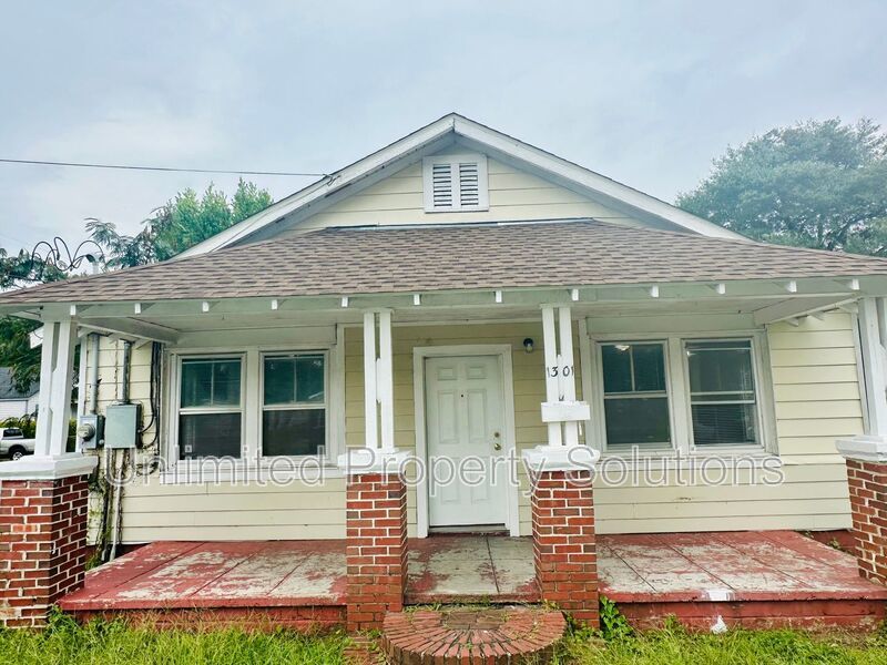 DOWNTOWN - 3 Bedroom/1 Bath - Located close to CFCC, downtown, riverwalk and restaurants property image