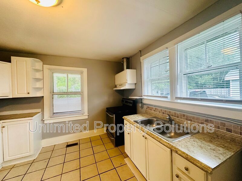 DOWNTOWN - 3 Bedroom/1 Bath - Located close to CFCC, downtown, riverwalk and restaurants property image