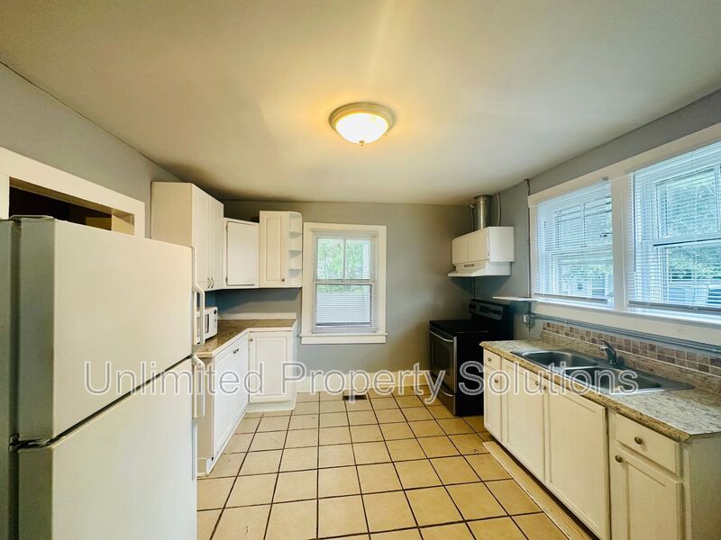 DOWNTOWN - 3 Bedroom/1 Bath - Located close to CFCC, downtown, riverwalk and restaurants property image