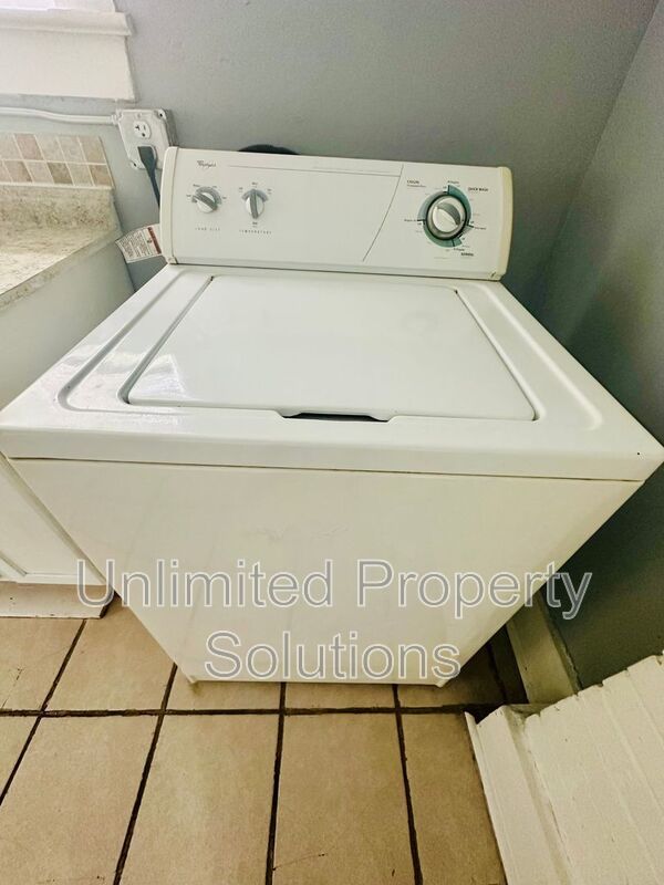 DOWNTOWN - 3 Bedroom/1 Bath - Located close to CFCC, downtown, riverwalk and restaurants property image