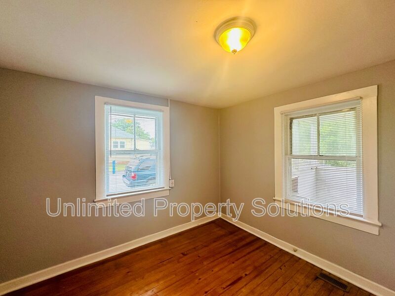 DOWNTOWN - 3 Bedroom/1 Bath - Located close to CFCC, downtown, riverwalk and restaurants property image