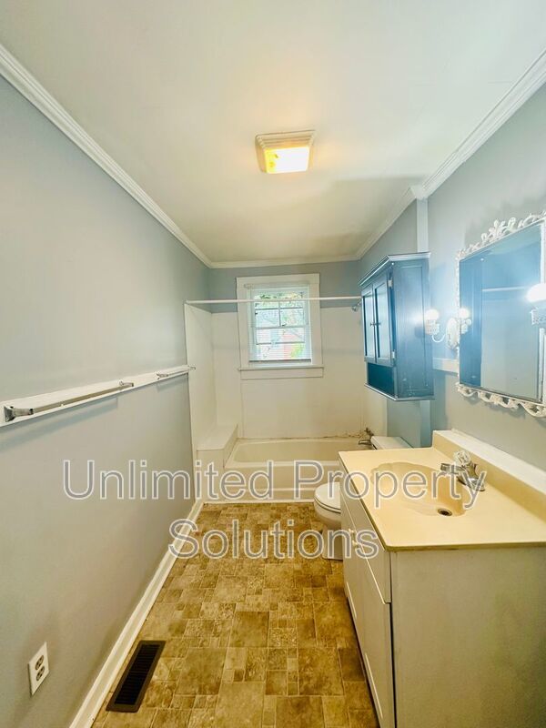 DOWNTOWN - 3 Bedroom/1 Bath - Located close to CFCC, downtown, riverwalk and restaurants property image