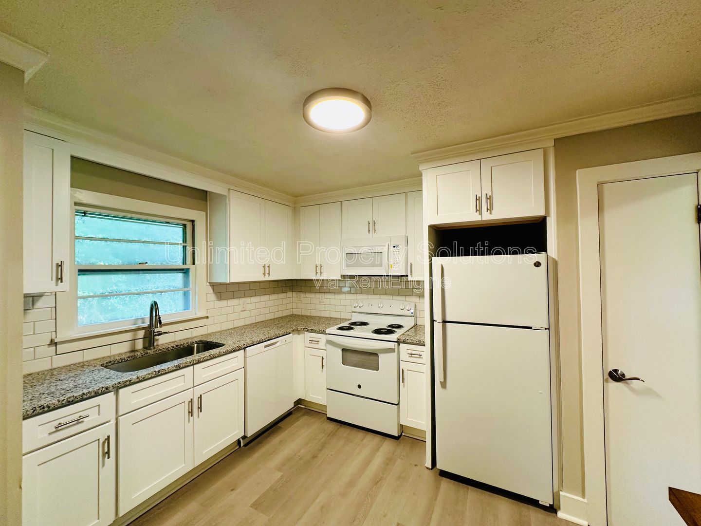 HINTON AVENUE - 4 Bedroom - Perfect for UNCW/Students Welcome & minutes to Wrightsville Beach! property image