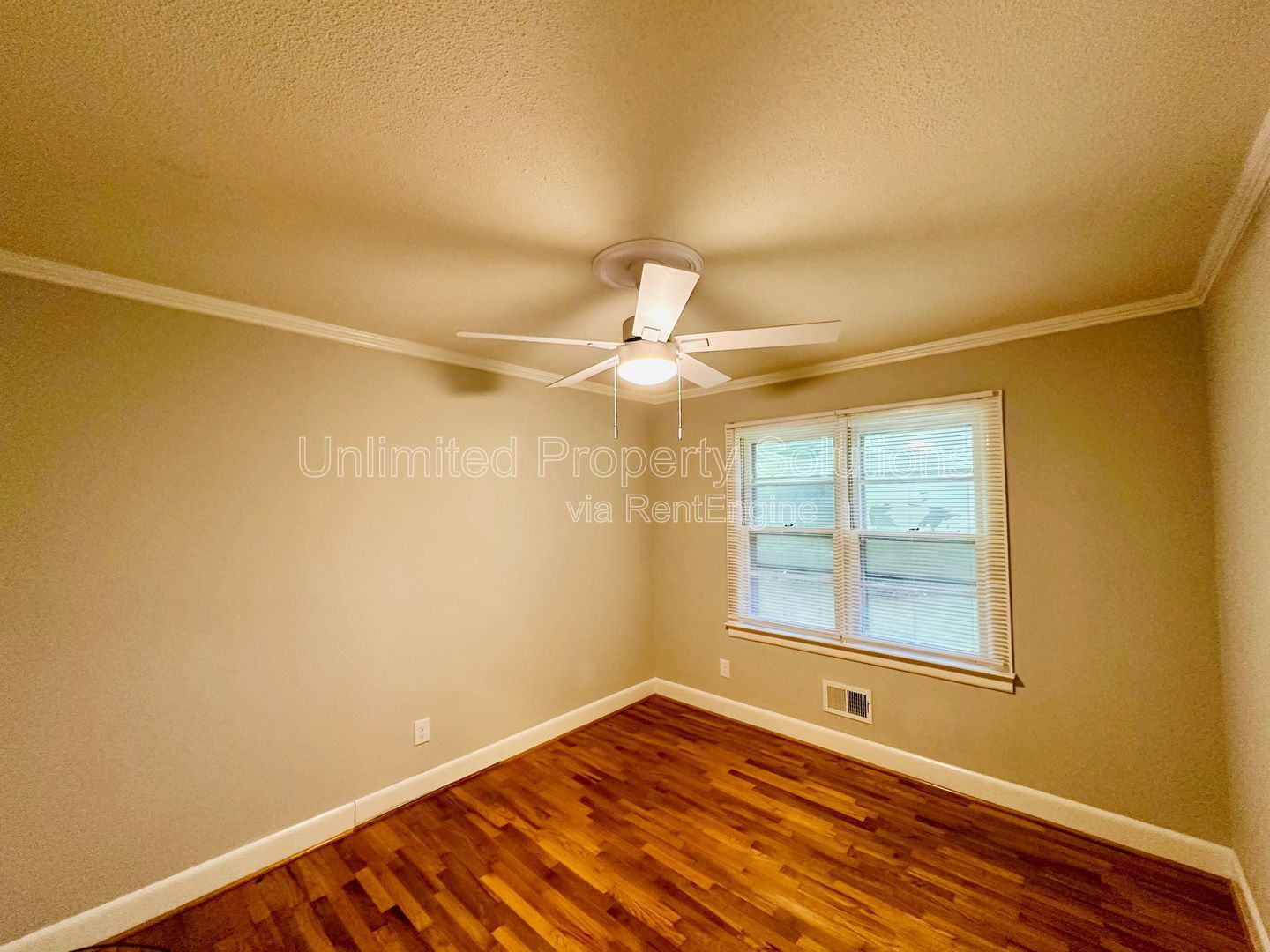 HINTON AVENUE - 4 Bedroom - Perfect for UNCW/Students Welcome & minutes to Wrightsville Beach! property image