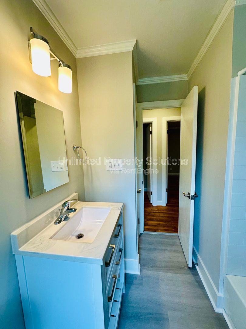 HINTON AVENUE - 4 Bedroom - Perfect for UNCW/Students Welcome & minutes to Wrightsville Beach! property image