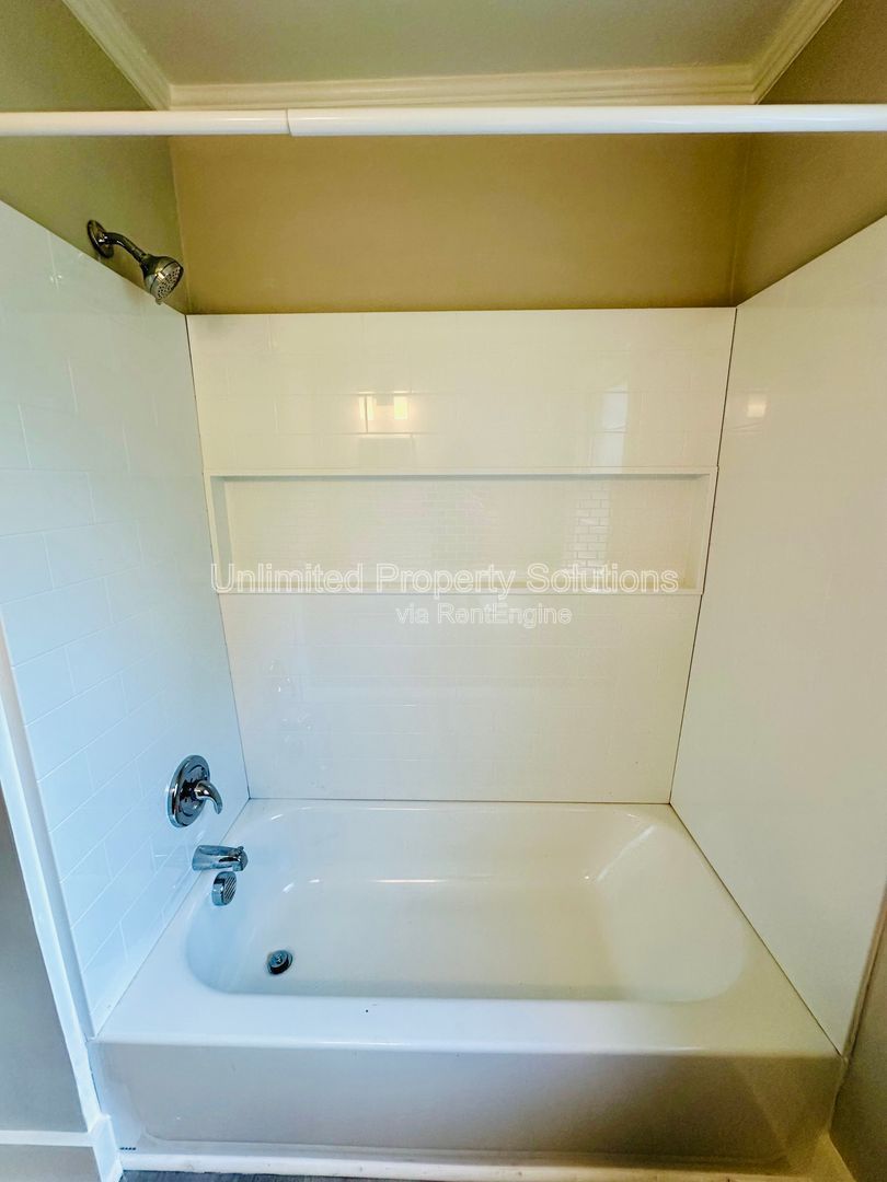 HINTON AVENUE - 4 Bedroom - Perfect for UNCW/Students Welcome & minutes to Wrightsville Beach! property image