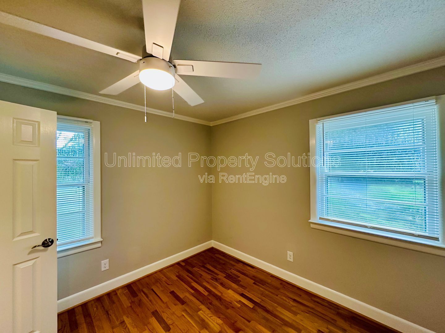 HINTON AVENUE - 4 Bedroom - Perfect for UNCW/Students Welcome & minutes to Wrightsville Beach! property image