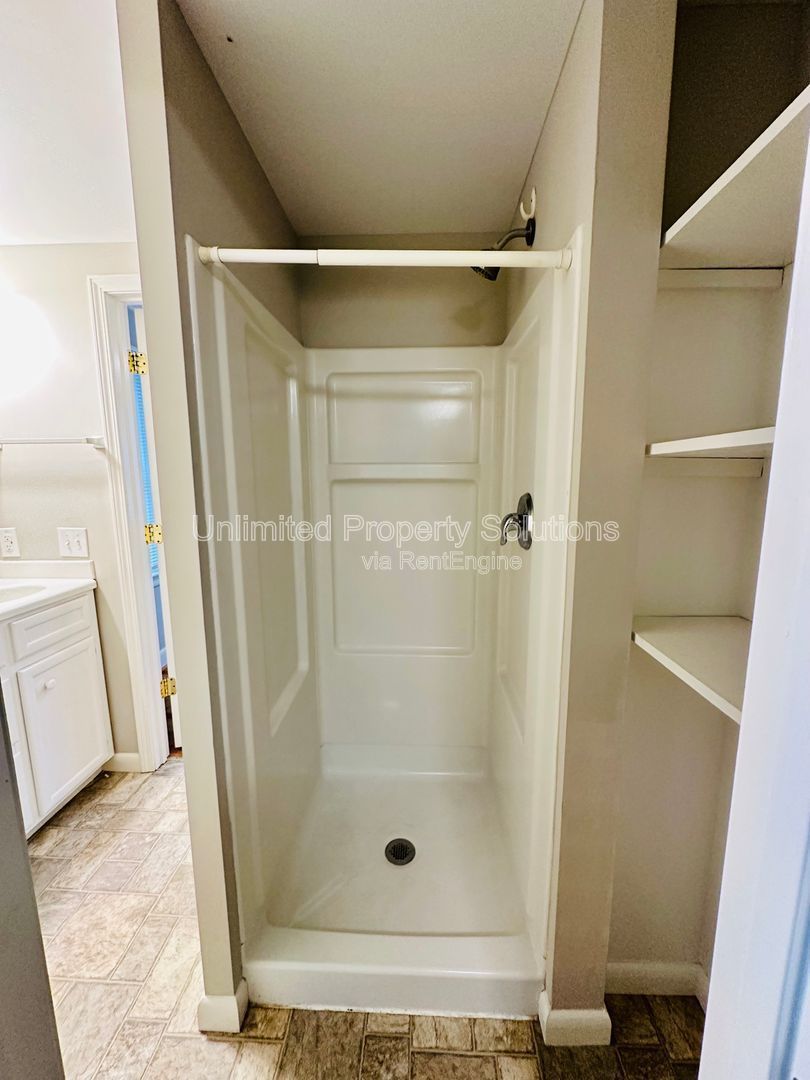 HINTON AVENUE - 4 Bedroom - Perfect for UNCW/Students Welcome & minutes to Wrightsville Beach! property image