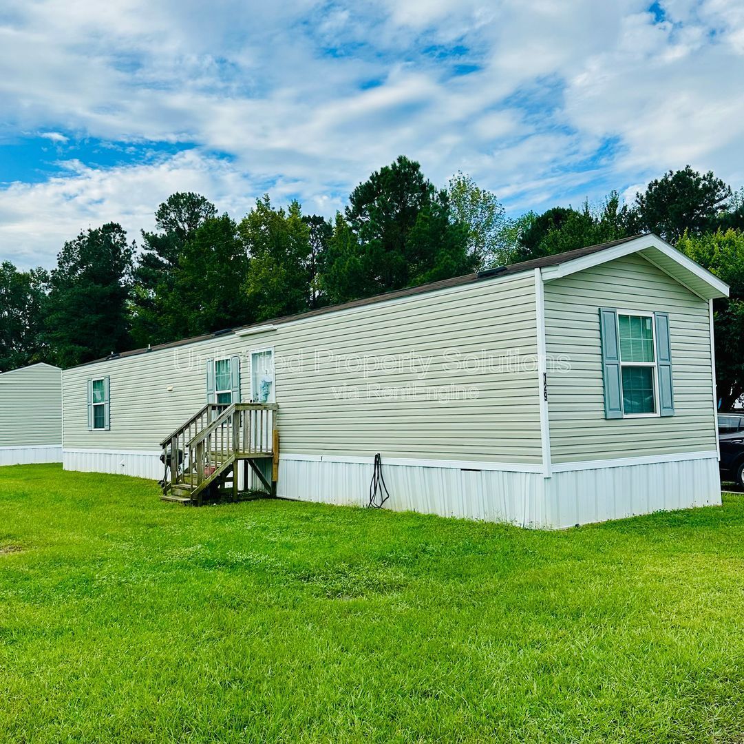 WISTERIA PARK - Navassa/Leland - Three Bedroom/2 Bathroom Mobile Home property image
