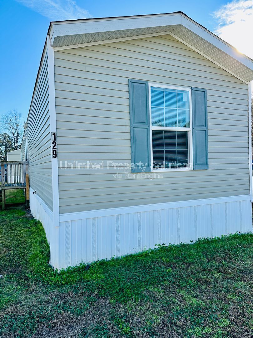 WISTERIA PARK - Navassa/Leland - Three Bedroom/2 Bathroom Mobile Home property image