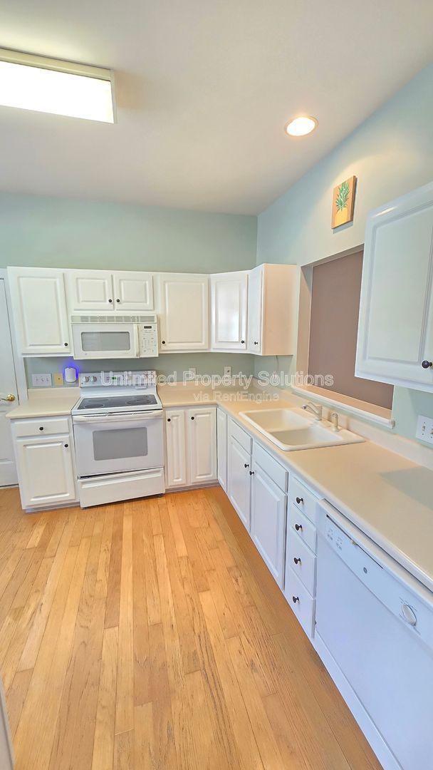 CARLETON PLACE - 2-story Townhome End Unit -  in desirable Carleton Place near UNCW! property image