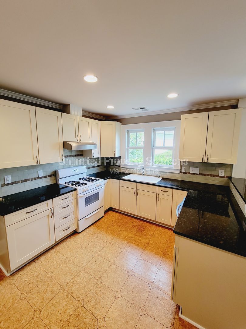 Charming Cottage Style in Brookwood/Forest Hills! property image