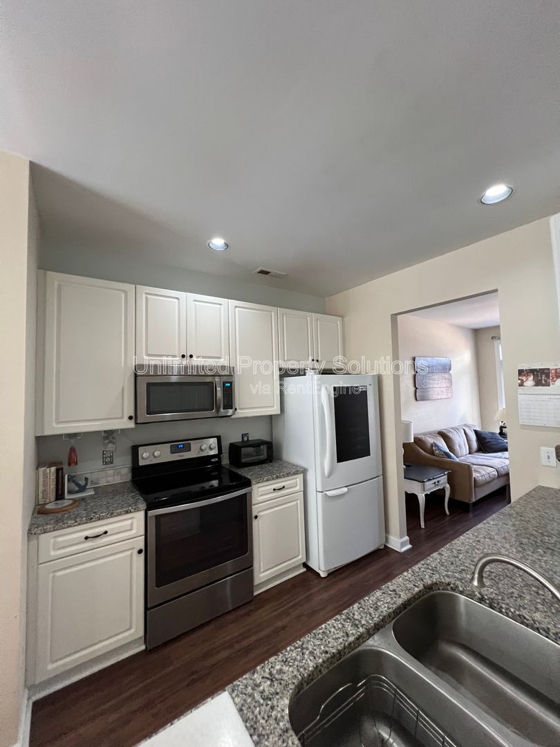 FOREST COVE TOWNHOMES - located off Greenville Loop Road minutes to Wrightsville Beach! property image