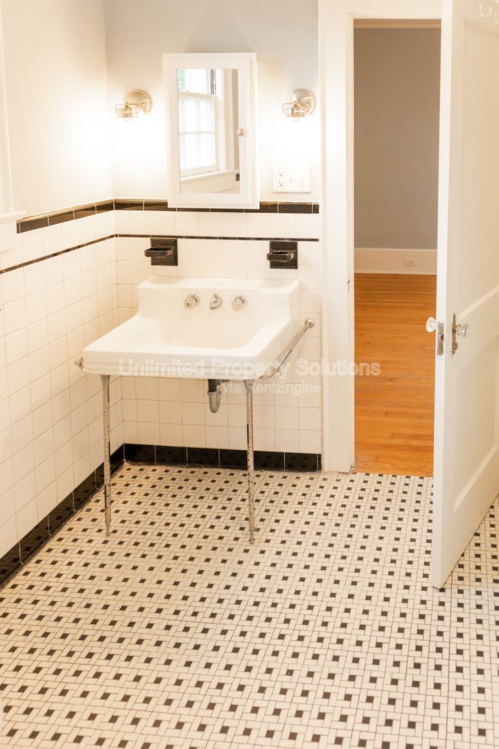 DOWNTOWN GARAGE APARTMENT - Chestnut & 16th Streets property image