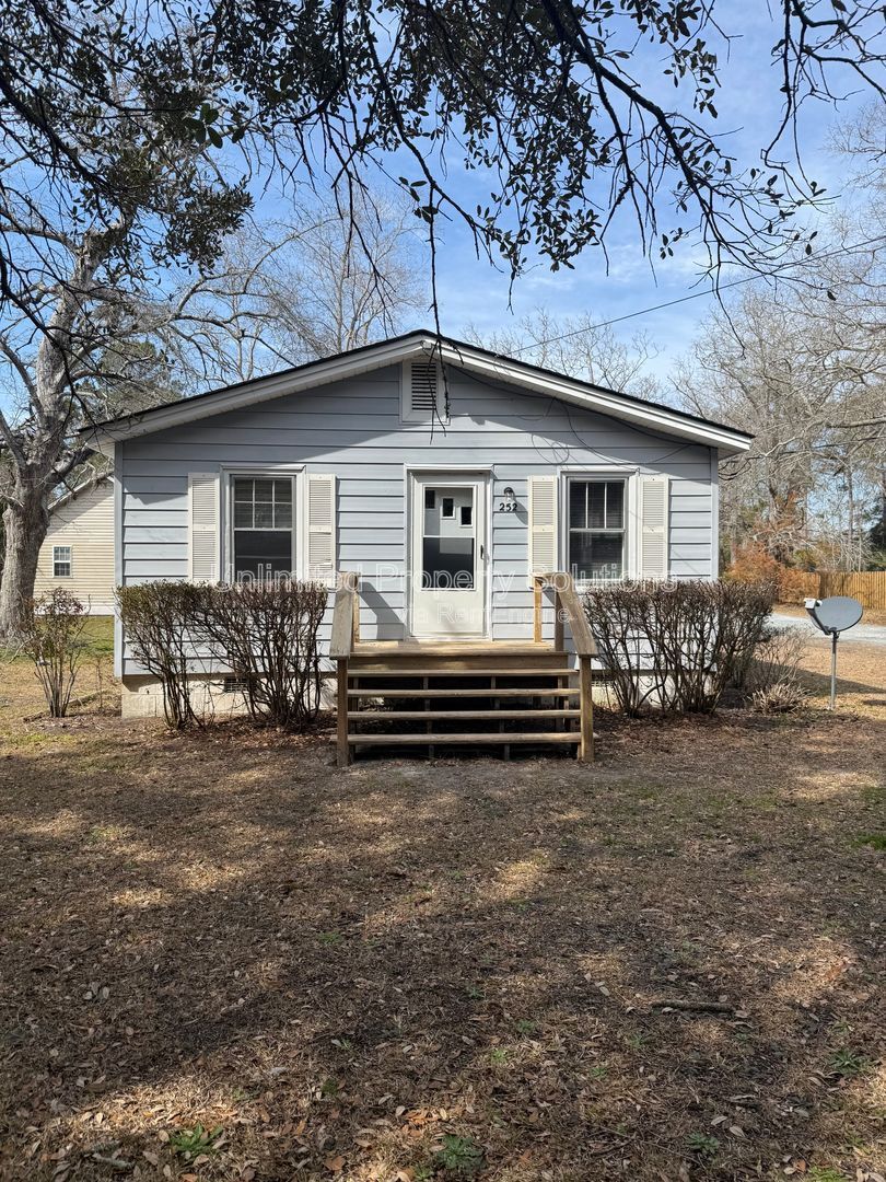 OLEANDER DRIVE - MINUTES TO WRIGHTSVILLE BEACH! property image