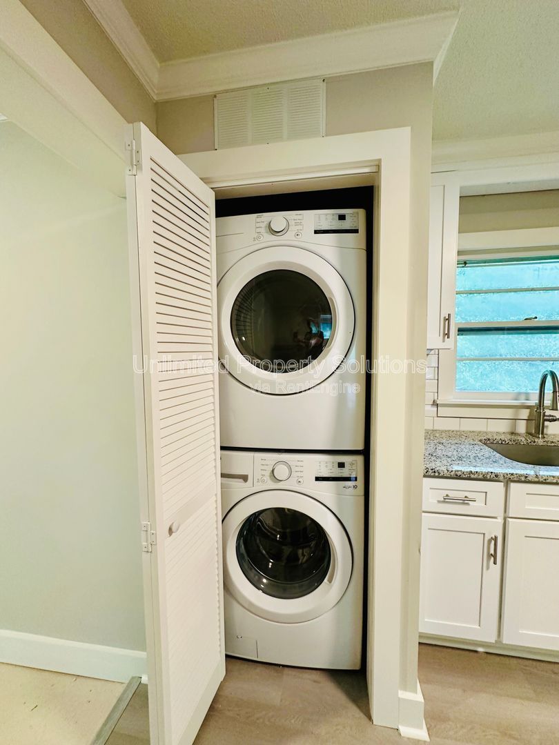 HINTON AVENUE - 4 Bedroom - Perfect for UNCW/Students Welcome & minutes to Wrightsville Beach! property image