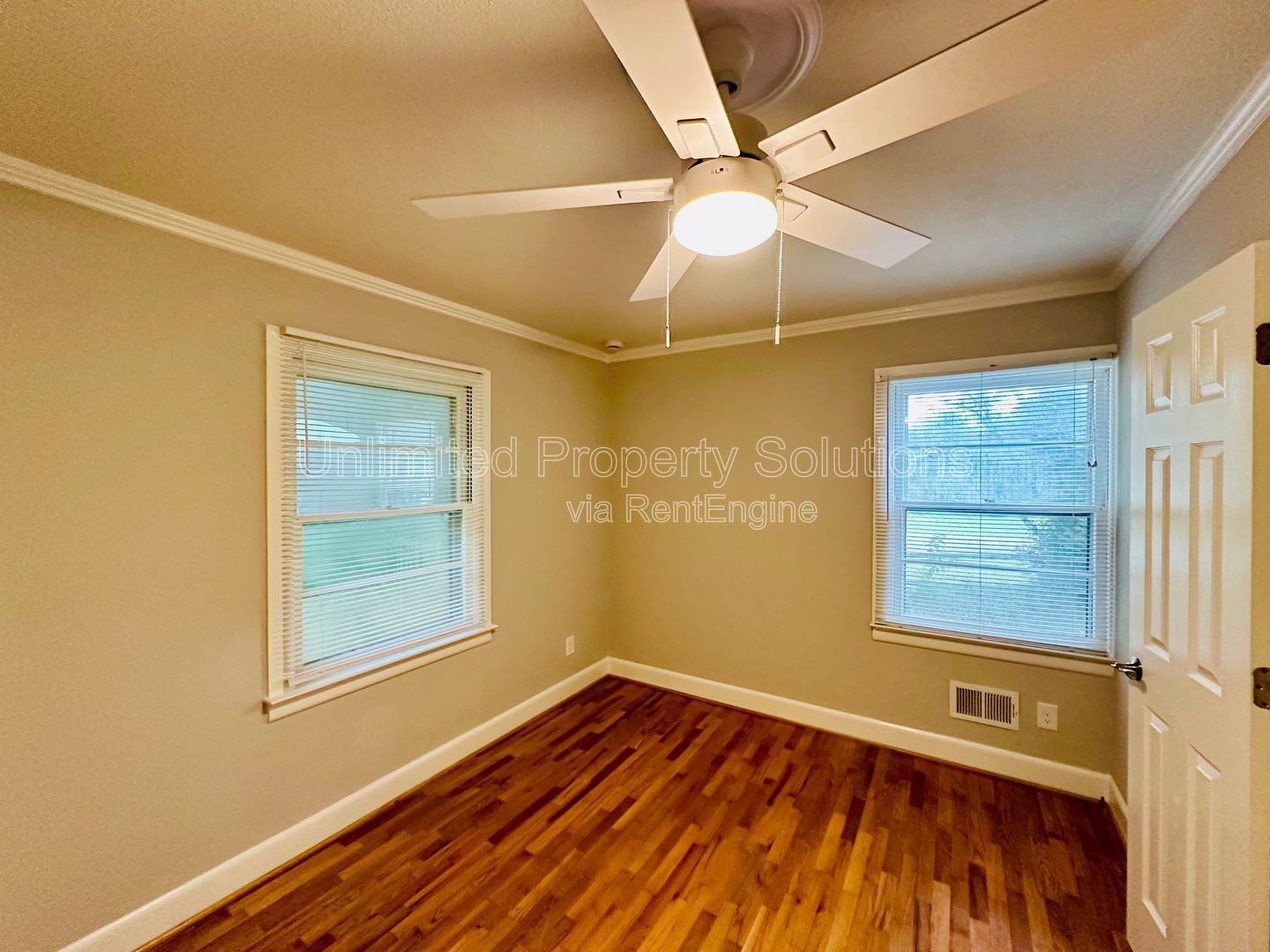 HINTON AVENUE - 4 Bedroom - Perfect for UNCW/Students Welcome & minutes to Wrightsville Beach! property image