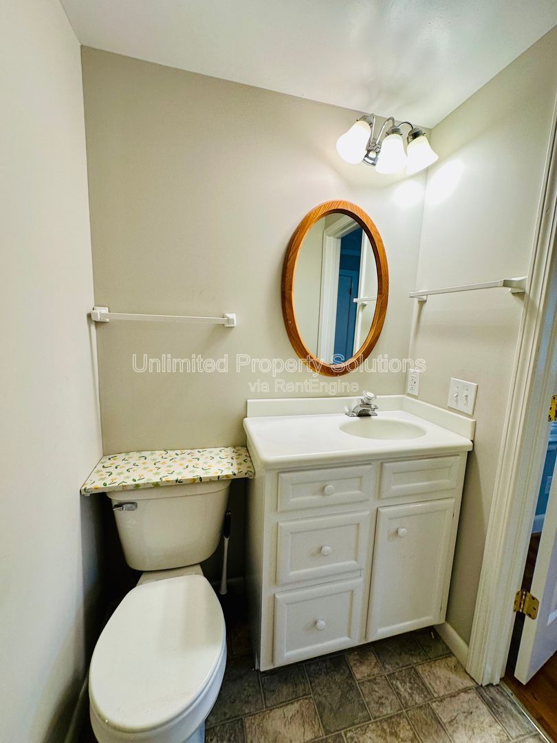 HINTON AVENUE - 4 Bedroom - Perfect for UNCW/Students Welcome & minutes to Wrightsville Beach! property image