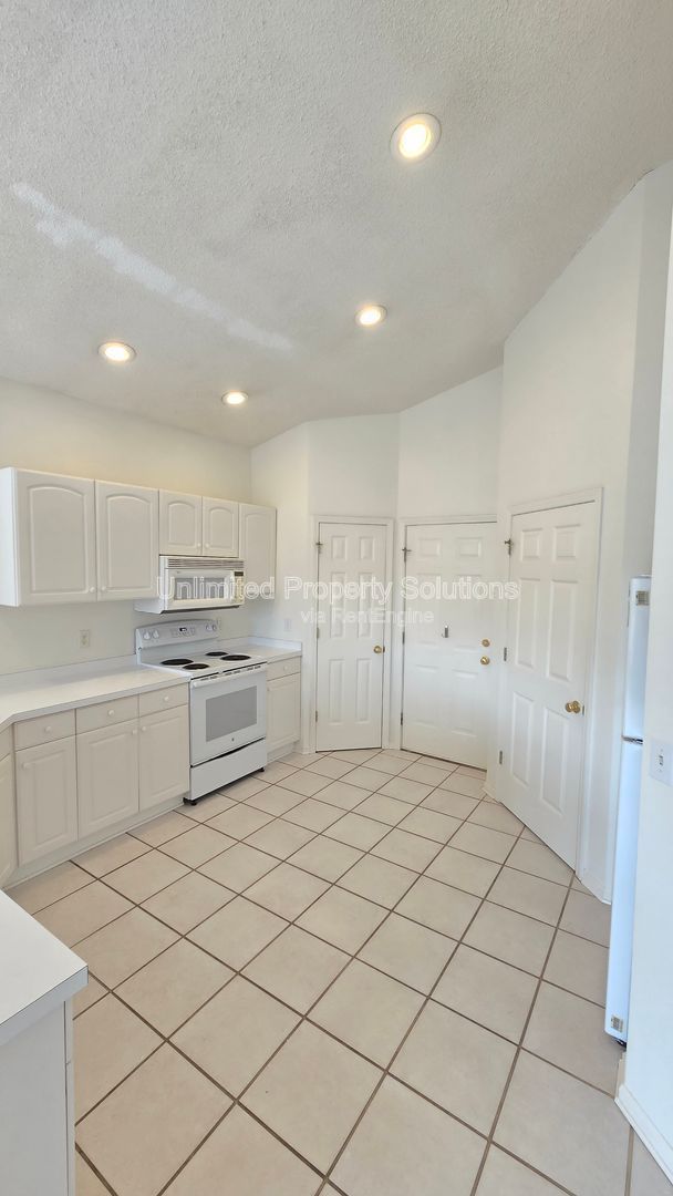 LANSDOWNE ESTATES - Located off South College minutes from Masonboro Loop area! property image