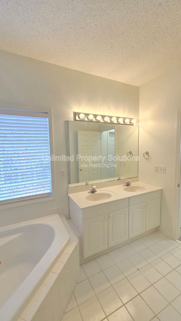 LANSDOWNE ESTATES - Located off South College minutes from Masonboro Loop area! property image