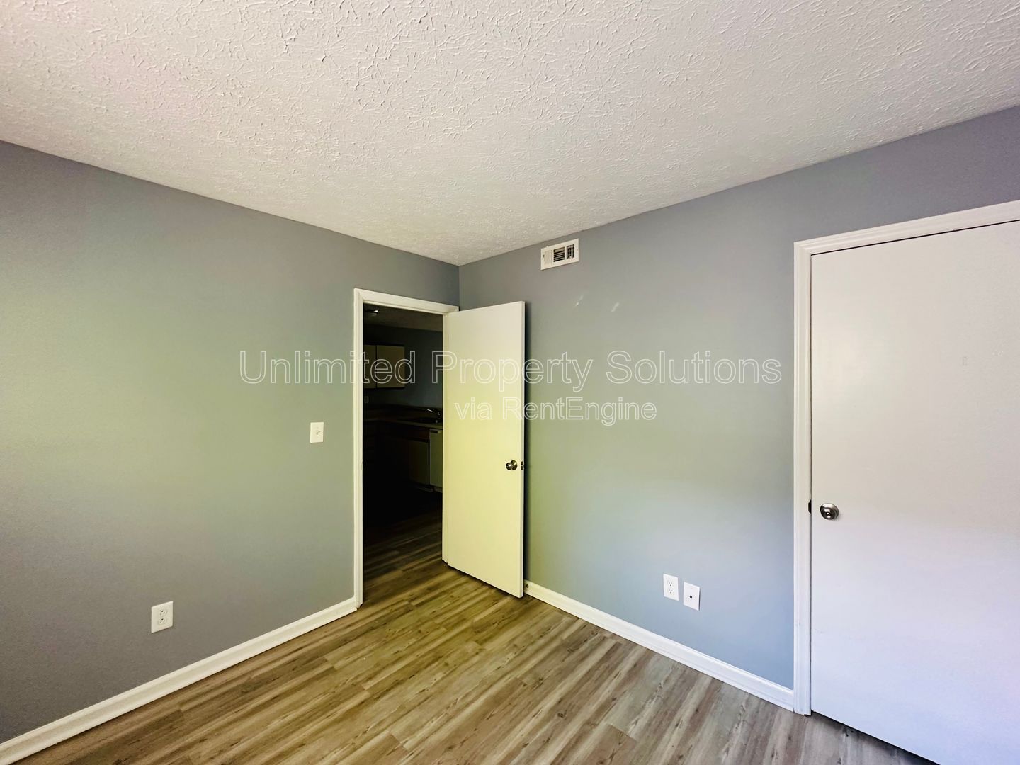 SUNN AIRE - Located within minutes to downtown Wilmington! **FREE APPLICATION FEE** property image