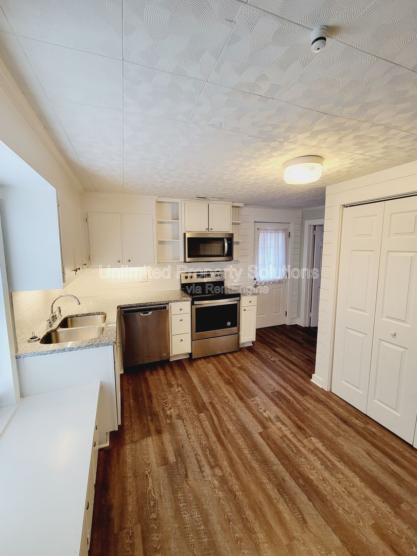 WRIGHTSVILLE AVE - Charming Cottage Style Bungalow minutes to Empie Park, Independence Blvd and Forest Hills area property image