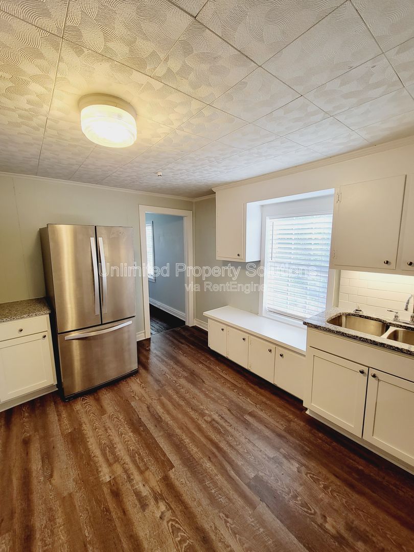 WRIGHTSVILLE AVE - Charming Cottage Style Bungalow minutes to Empie Park, Independence Blvd and Forest Hills area property image