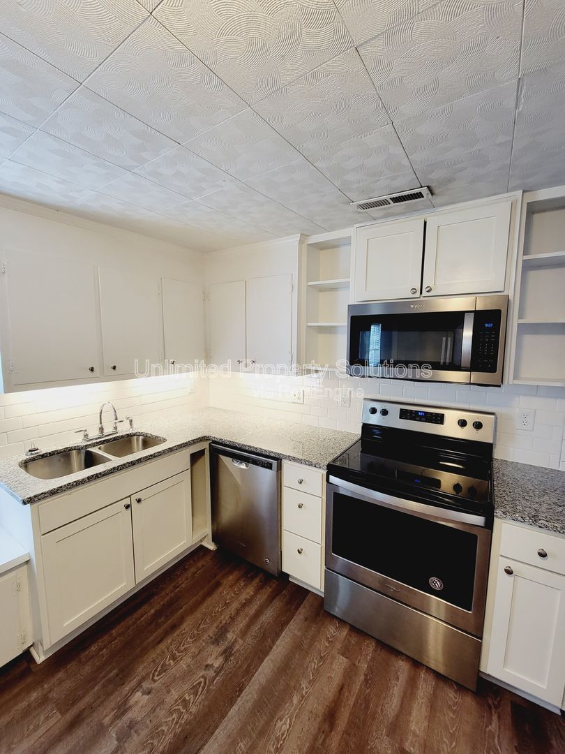 WRIGHTSVILLE AVE - Charming Cottage Style Bungalow minutes to Empie Park, Independence Blvd and Forest Hills area property image