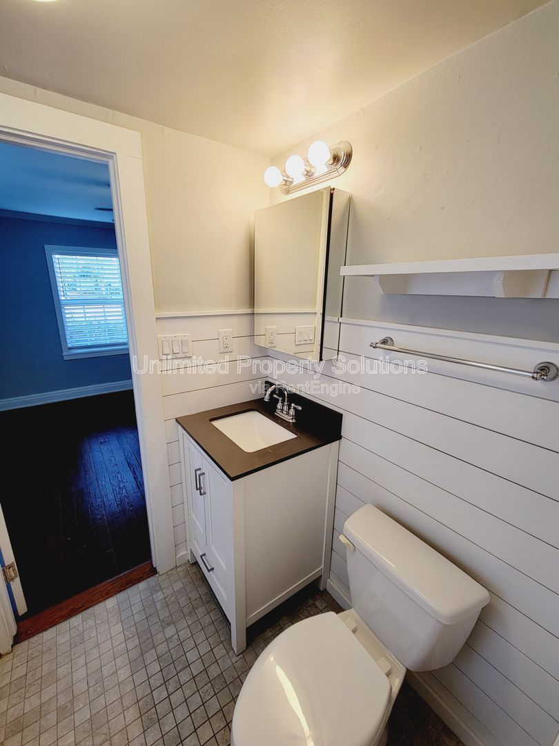 WRIGHTSVILLE AVE - Charming Cottage Style Bungalow minutes to Empie Park, Independence Blvd and Forest Hills area property image