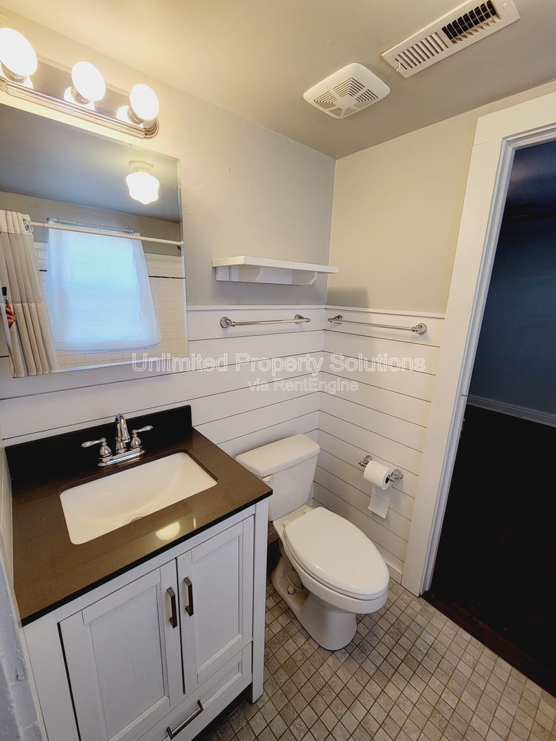 WRIGHTSVILLE AVE - Charming Cottage Style Bungalow minutes to Empie Park, Independence Blvd and Forest Hills area property image