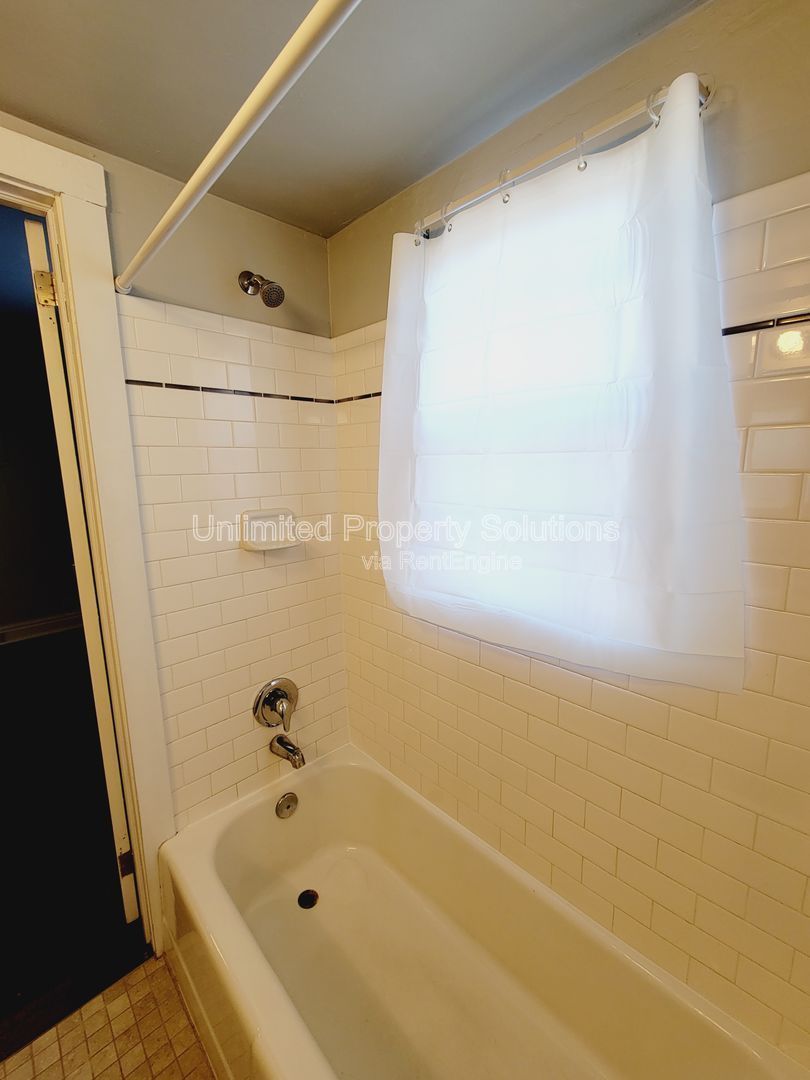 WRIGHTSVILLE AVE - Charming Cottage Style Bungalow minutes to Empie Park, Independence Blvd and Forest Hills area property image