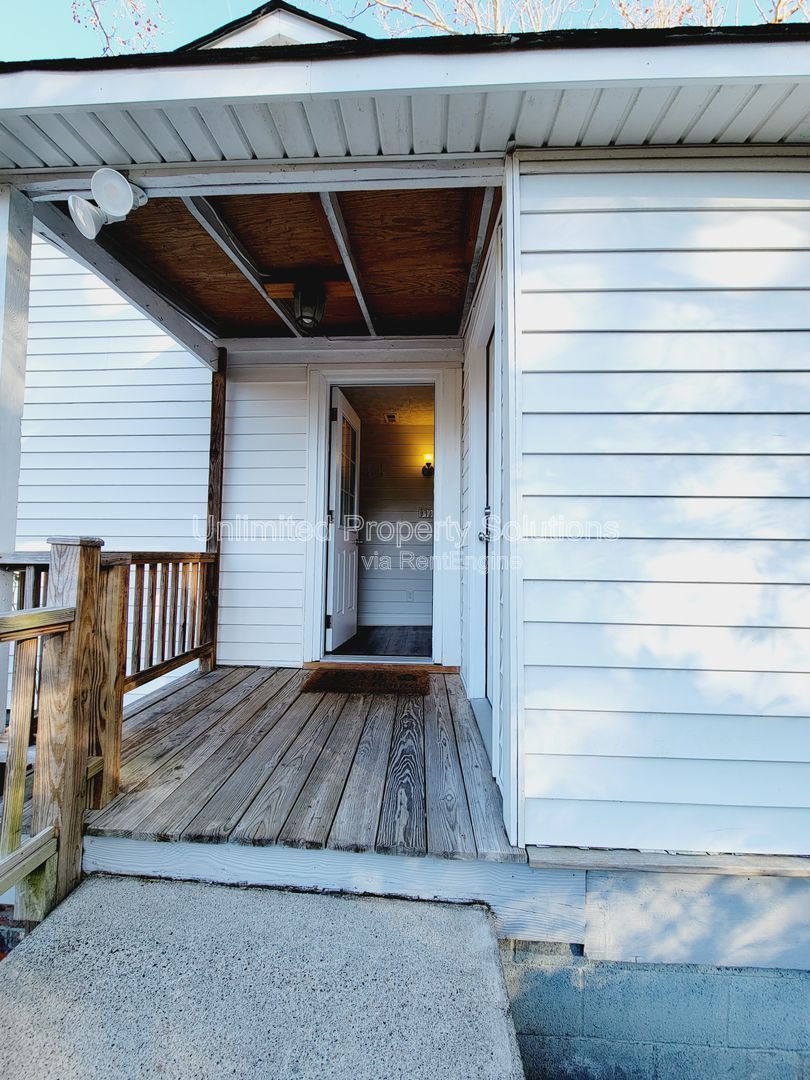 WRIGHTSVILLE AVE - Charming Cottage Style Bungalow minutes to Empie Park, Independence Blvd and Forest Hills area property image