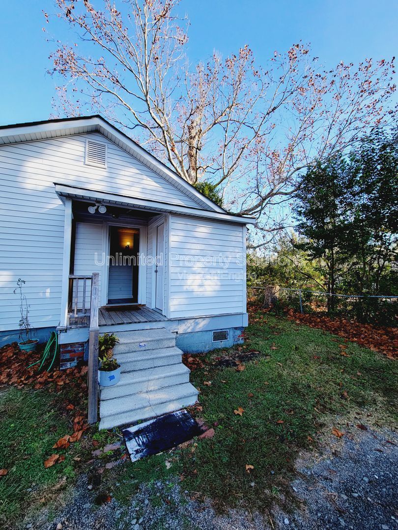 WRIGHTSVILLE AVE - Charming Cottage Style Bungalow minutes to Empie Park, Independence Blvd and Forest Hills area property image