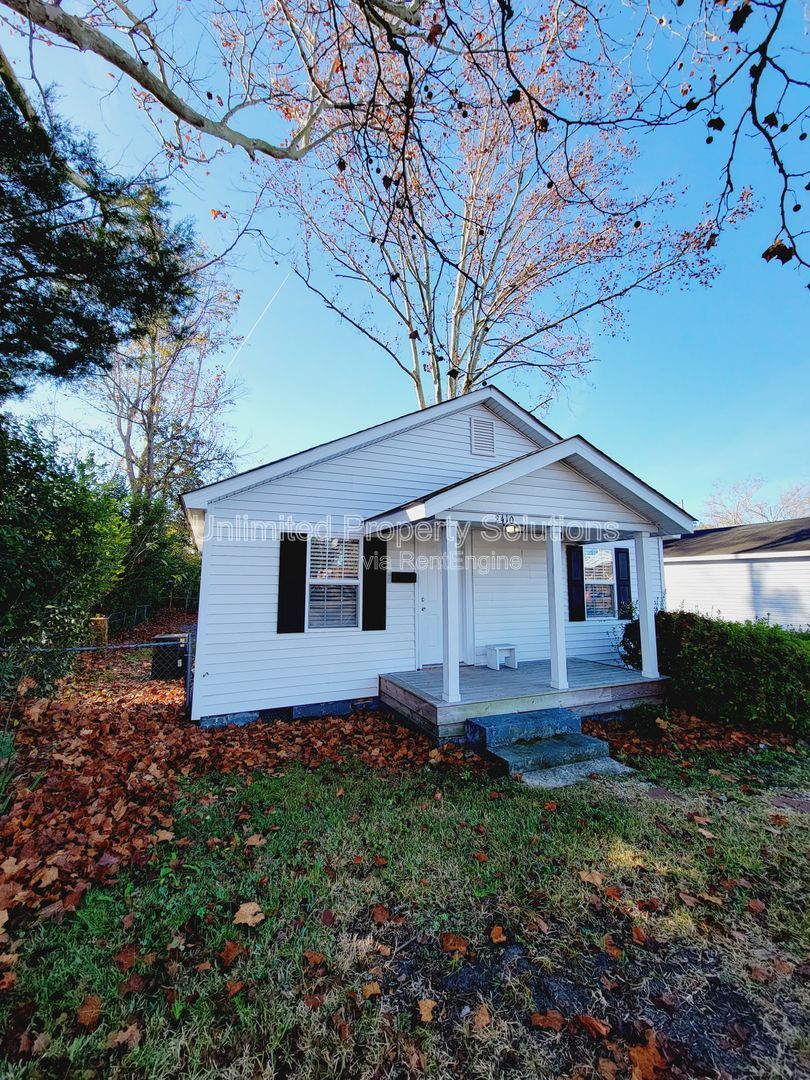 WRIGHTSVILLE AVE - Charming Cottage Style Bungalow minutes to Empie Park, Independence Blvd and Forest Hills area property image