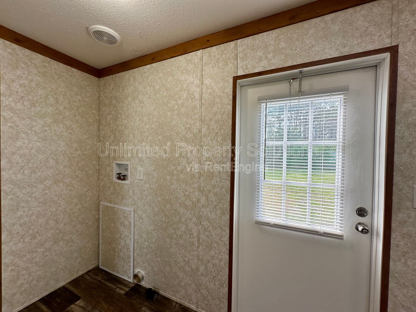 LELAND - 2 Bedroom & 2 Bathroom Mobile Home - Located just off I-40 bypass property image