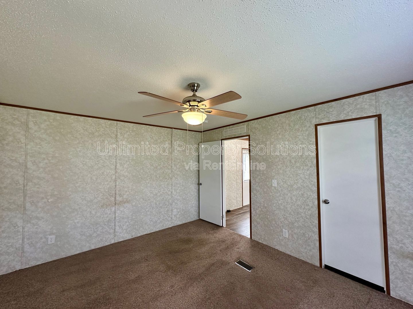 LELAND - 2 Bedroom & 2 Bathroom Mobile Home - Located just off I-40 bypass property image