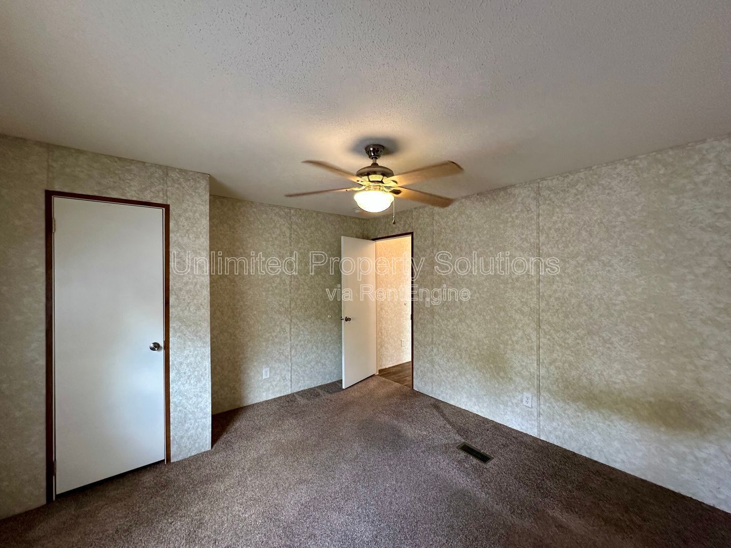 LELAND - 2 Bedroom & 2 Bathroom Mobile Home - Located just off I-40 bypass property image