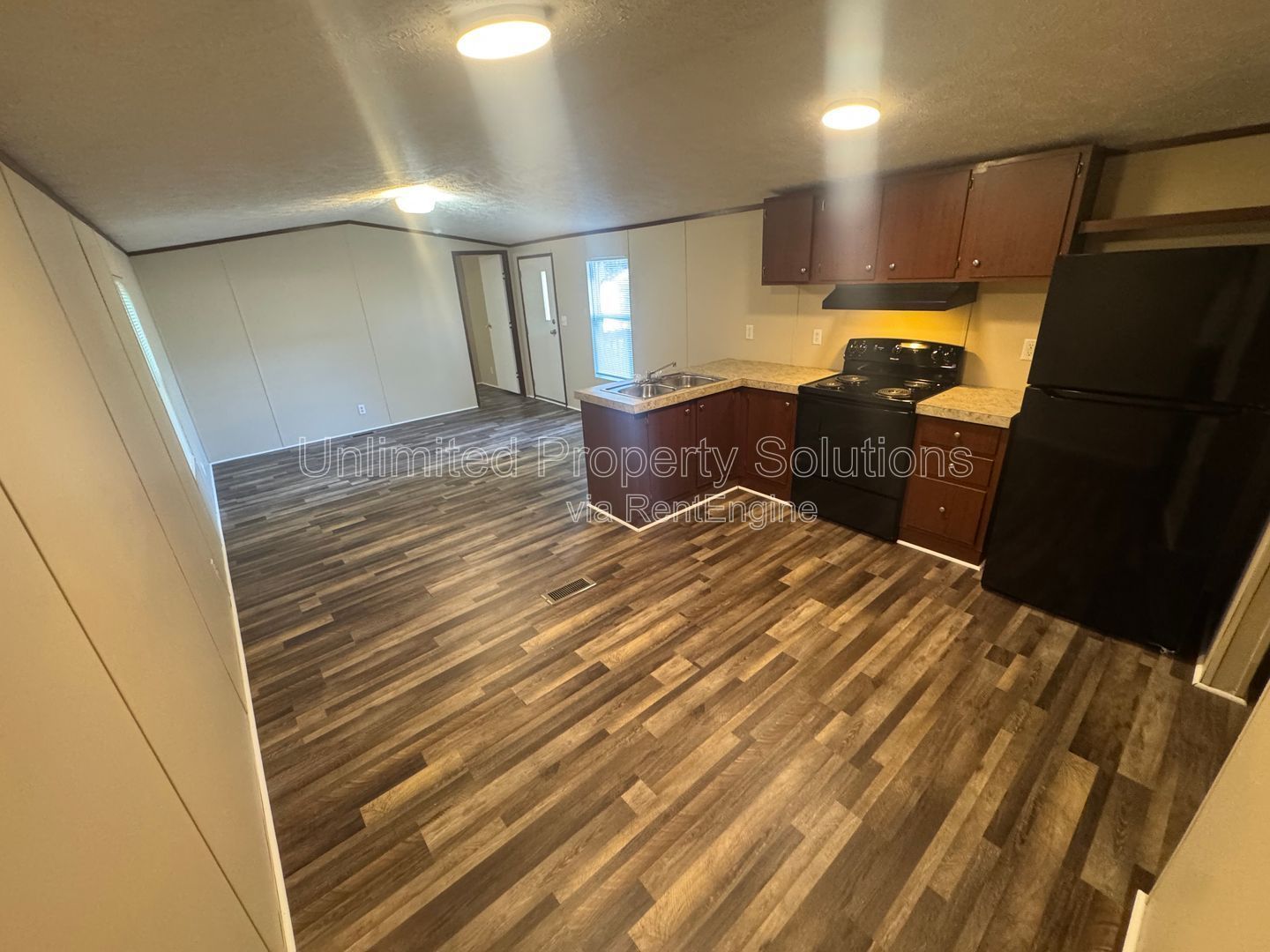 LELAND - 2 Bedroom & 1 Bathroom Mobile Home - Located just off I-40 bypass property image