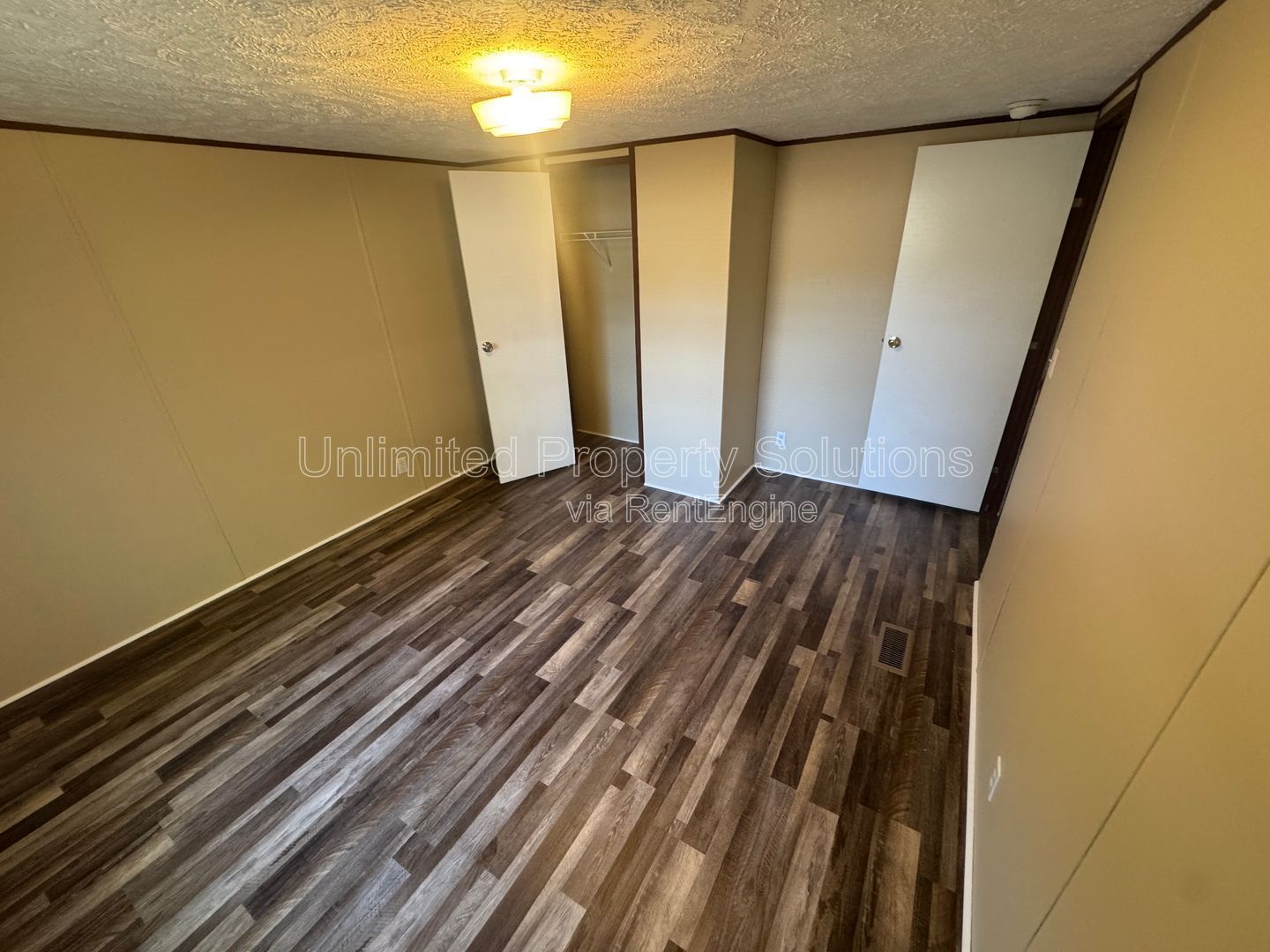 LELAND - 2 Bedroom & 1 Bathroom Mobile Home - Located just off I-40 bypass property image