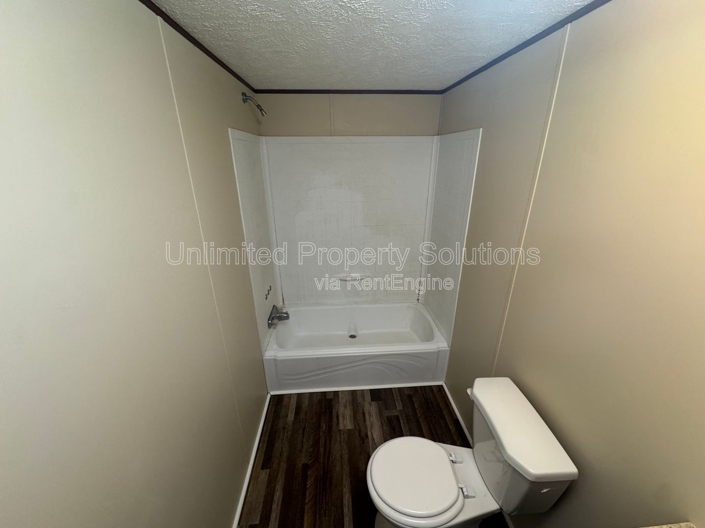 LELAND - 2 Bedroom & 1 Bathroom Mobile Home - Located just off I-40 bypass property image